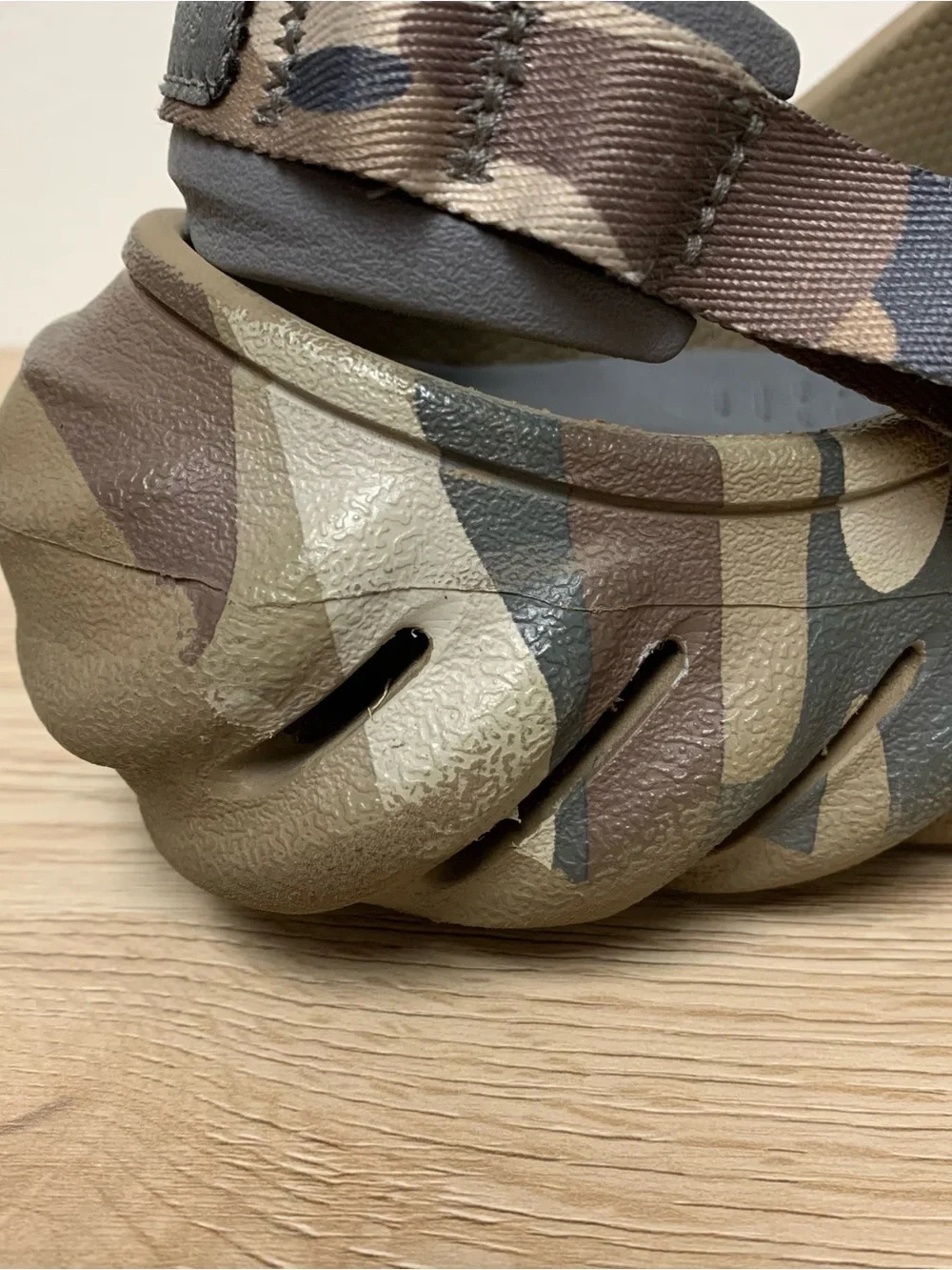 Crocs Echo Camo Redux Clog Shoes Mens 7 Womens 9 Gray Tan Camouflage Scuffs
